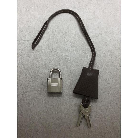 Hermes Victoria Leather Tourillon Clemence Handbag - Picture 6 of 6